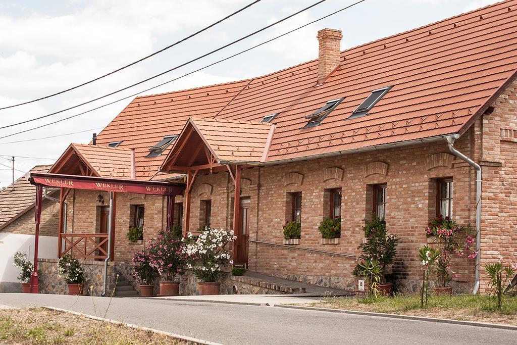 Hotel Wekler Családi Pincészet és Panzió Mecseknádasd Exterior foto