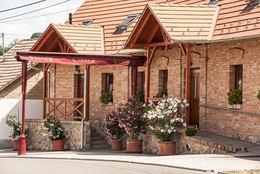 Hotel Wekler Családi Pincészet és Panzió Mecseknádasd Exterior foto